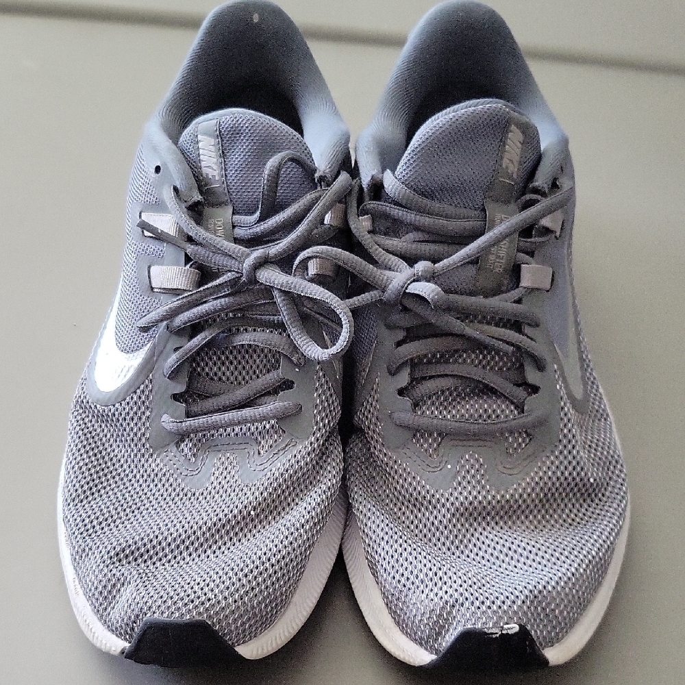 Nike Men's Gray Running Shoes
